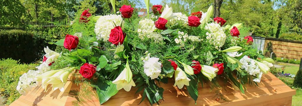 Sargschmuck aus Rosen, Lilien und Hortensien