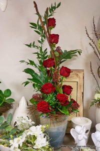 Frischblumengesteck aus Rosen in Glasschale