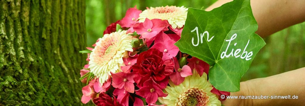 Blütenkugel für den Friedwald aus Hortensien und Gerbera mit beschriebenem Blatt.