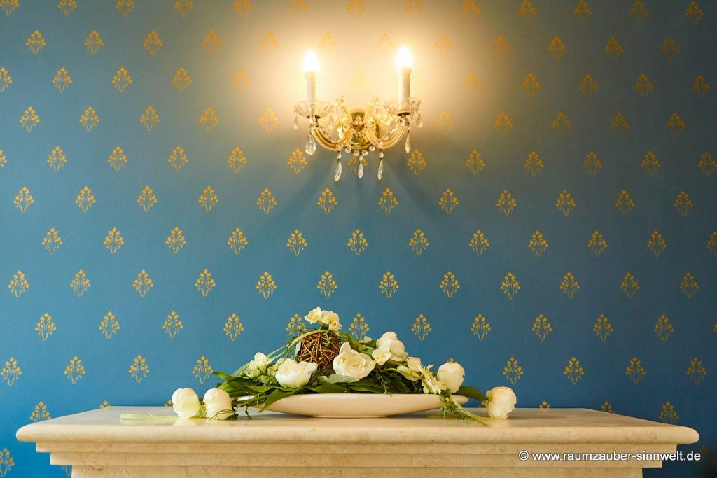handgefertigtes stilvolles Seidenblumengesteck in eleganter TIZIANO-Keramik für das Kaminzimmer