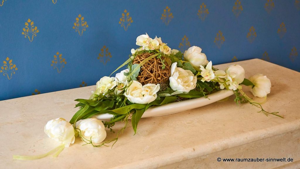 handgefertigtes stilvolles Seidenblumengesteck in eleganter TIZIANO-Keramik für das Kaminzimmer