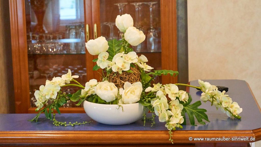 handgefertigtes stilvolles Seidenblumengesteck in eleganter TIZIANO-Keramik für die Bar