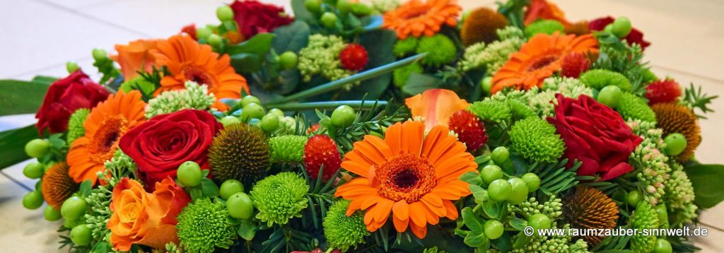 gesteckter Trauerkranz mit Rosen, Santini, Hypericum, Gerbera und handbeschriebenen Blättern