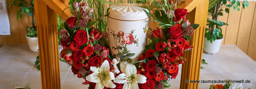 Urnenbogen aus Rosen, Gerbera, Tulpen, Hypericum und Lilien
