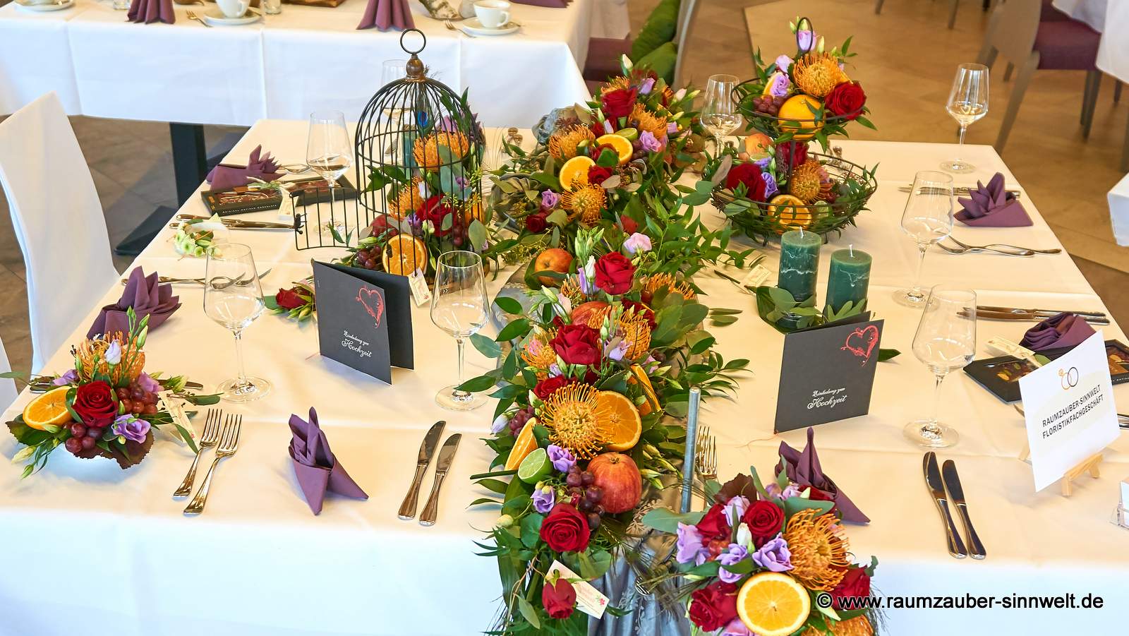 Tischschmuck mit exotischen Blüten und Früchten