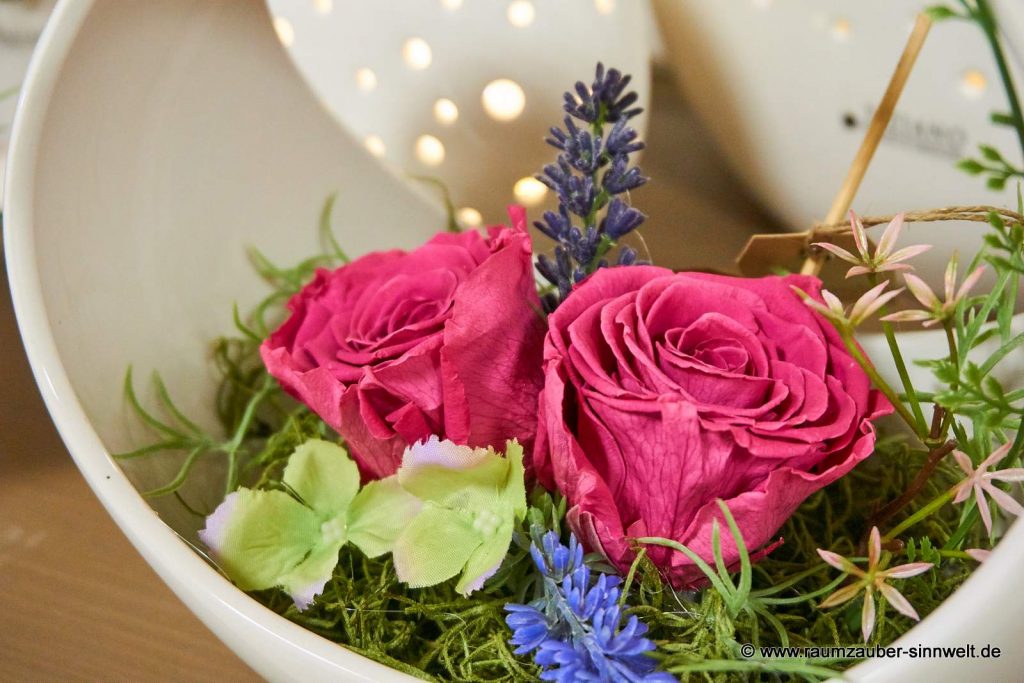 Handgefertigtes Gesteck mit gefriergetrockneten Rosen in TIZIANO - Korb Scalea