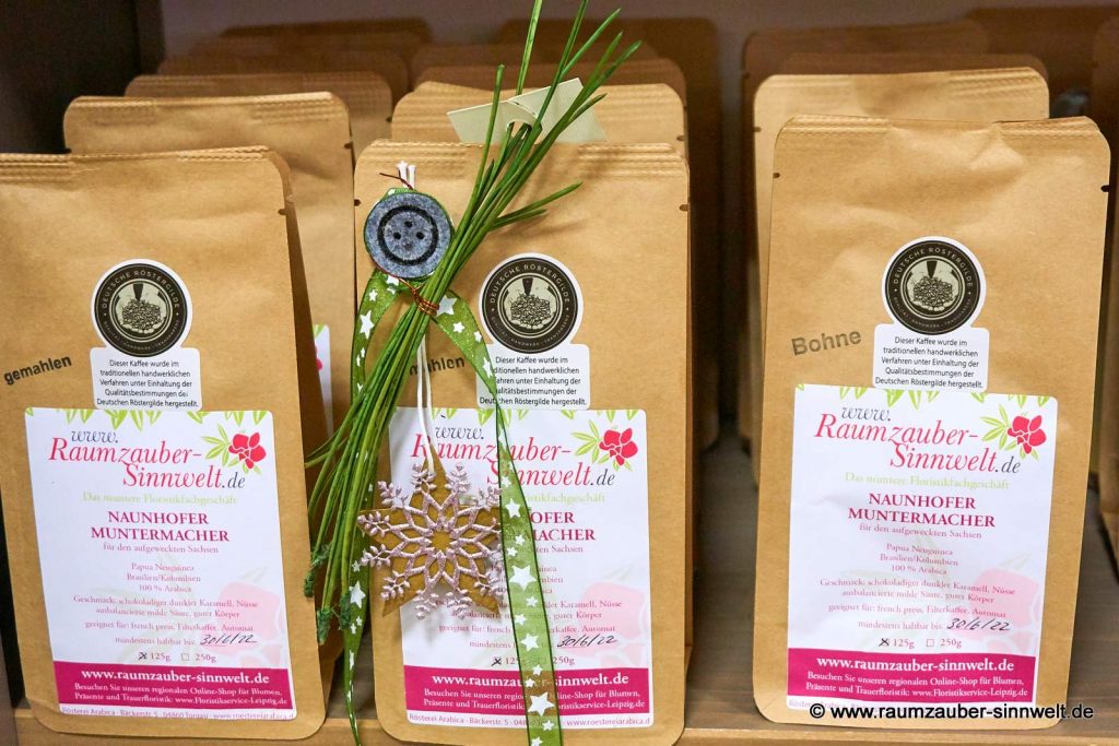 Kaffee aus sächsischer Kaffeemanufaktur als Präsent weihnachtlich dekoriert