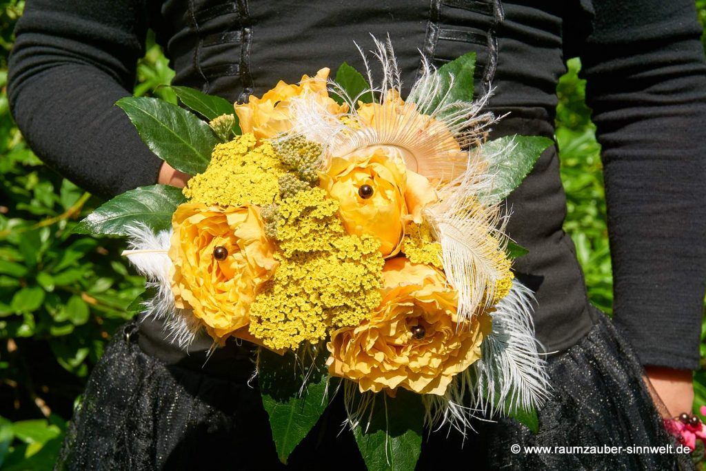 Gothic-Brautstrauß aus Rosen und Federn