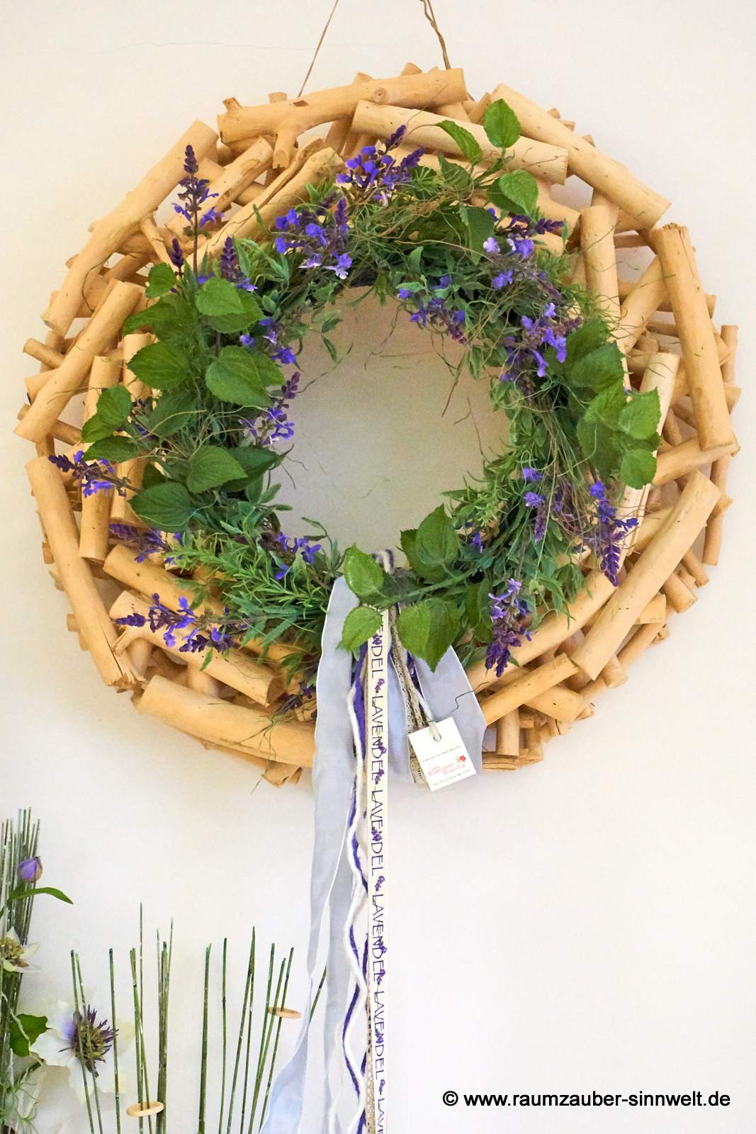 gebleichter Holzkranz mit sommerlicher Lavendel-Deko