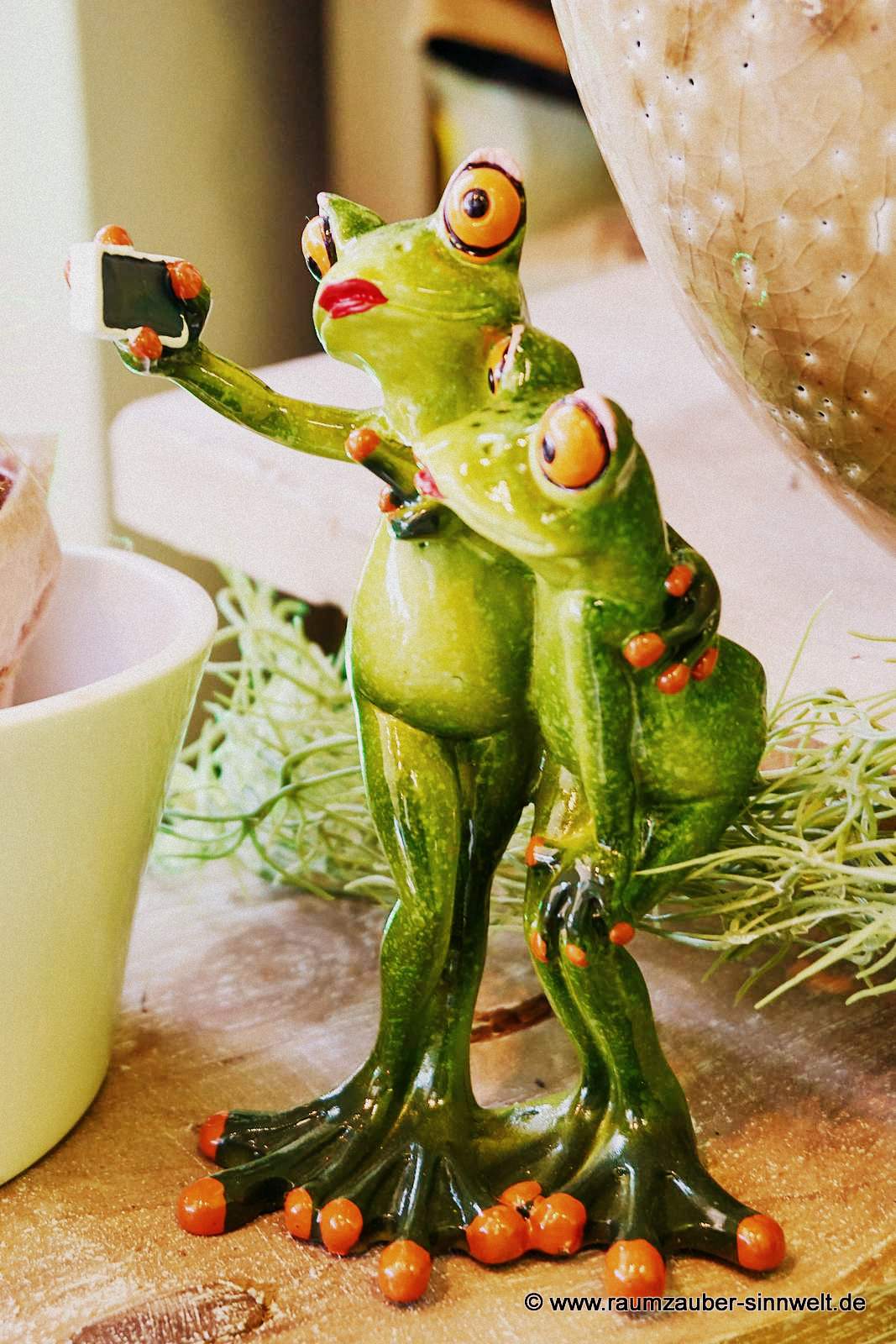 Keramikfrösche beim Selfie von Formano