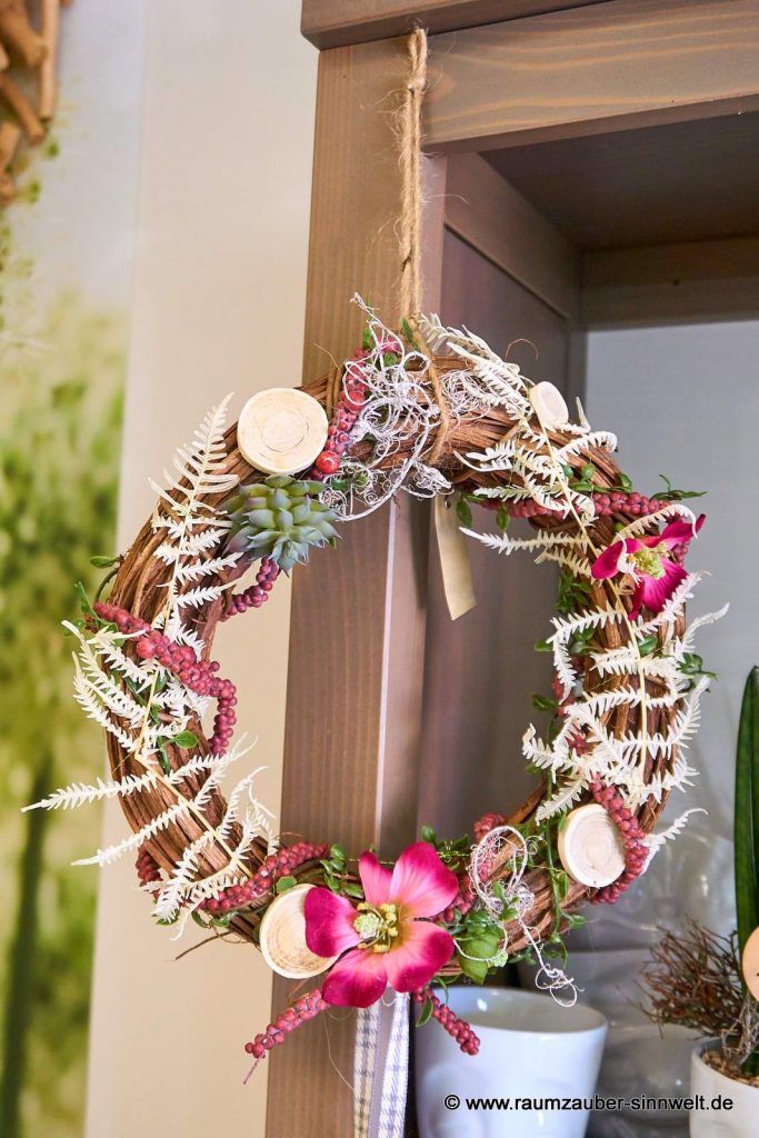 handgefertigter Weidenkranz dekoriert mit Seidenblumen und Naturmaterialien