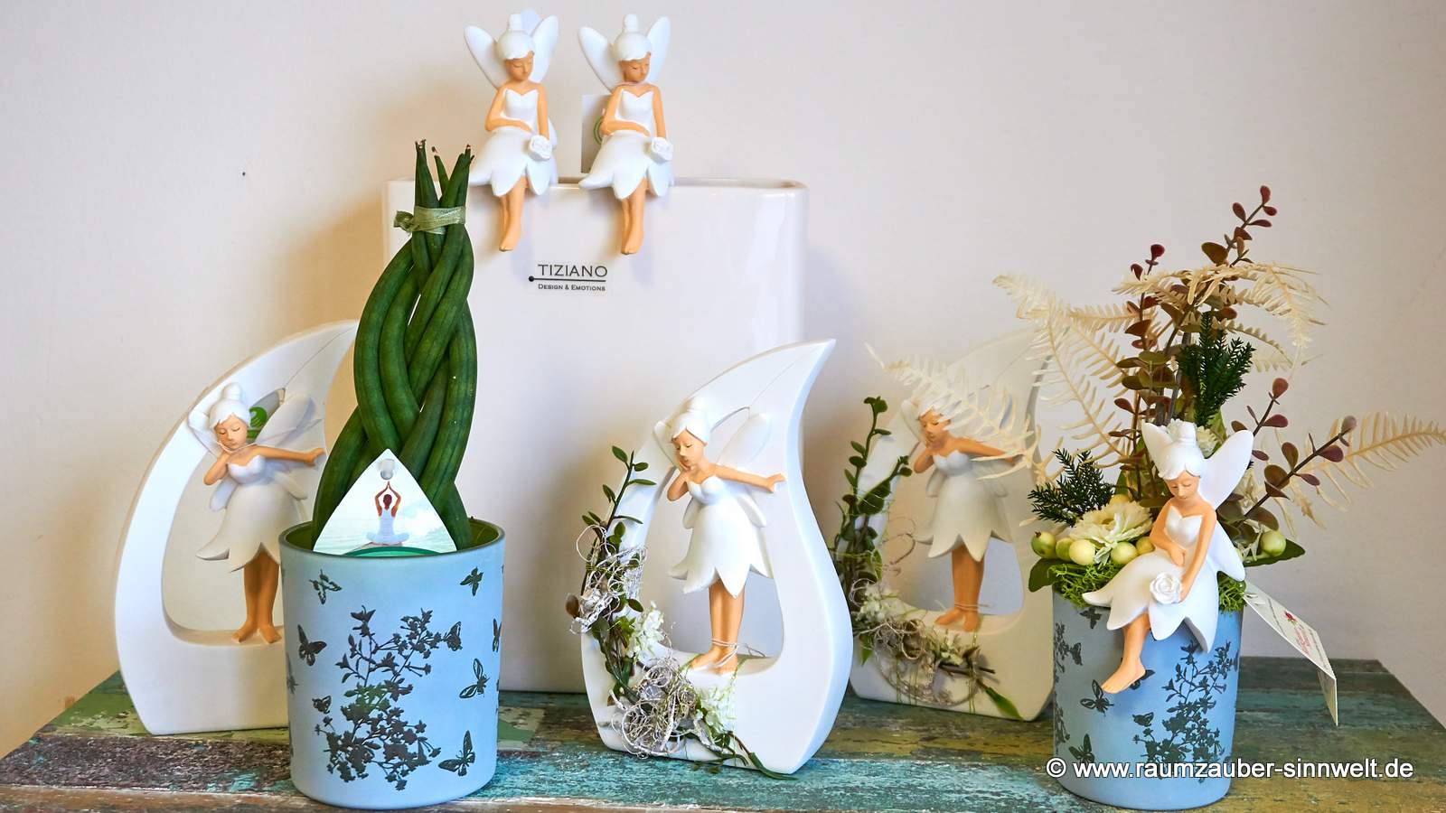 Fee Enya von VALENTINO mit Seidenblüten dekoriert