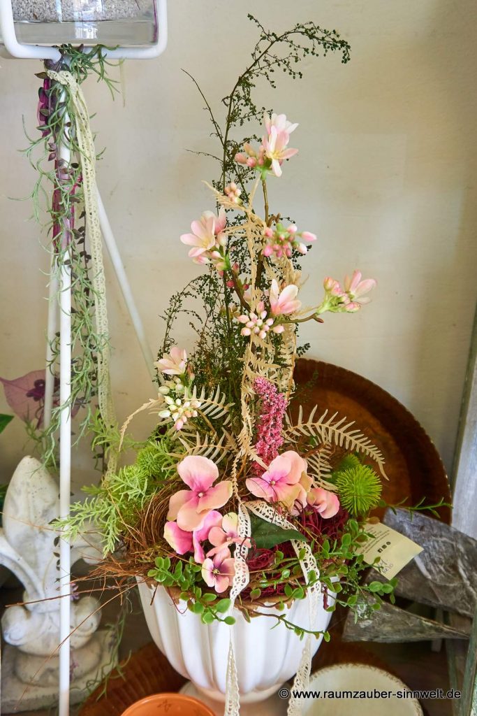 Handgefertigte Seidenblumendekoration in Keramikgefäß