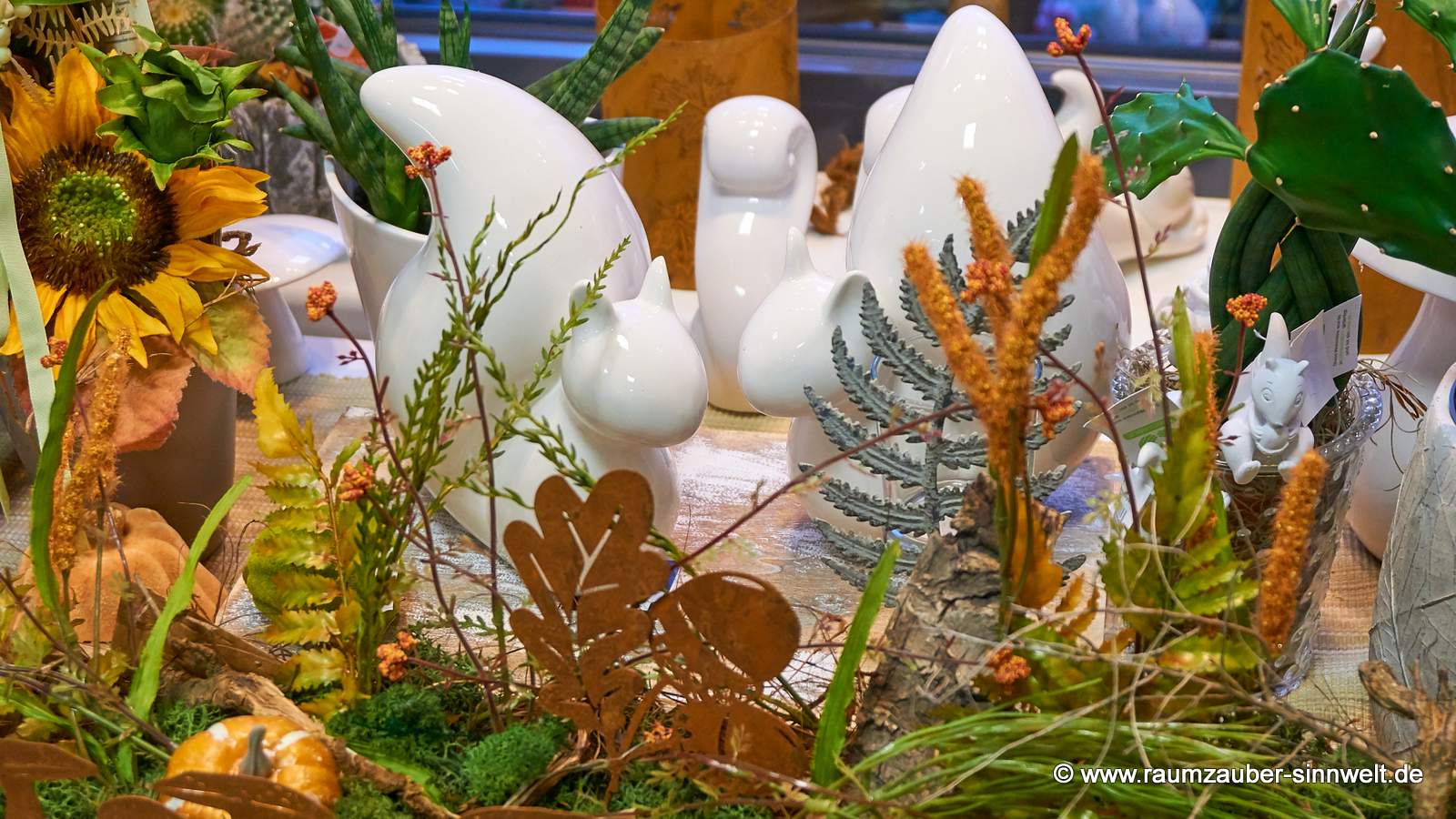 Eichhörnchen von Leonardo in Herbstdekoration