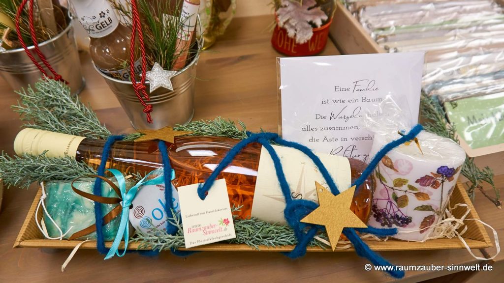 Präsentkorb mit Wein von Ellermann und Spiegel, Sole-Seife, Duft-Sachet und dekorativer Kerze von Grätz.
