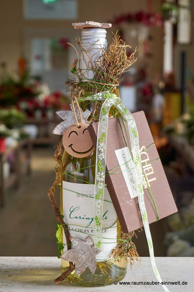 fruchtig-trockener "La Croix Belle Caringole" und SCHELL-Schokolade weihnachtlich dekoriert.