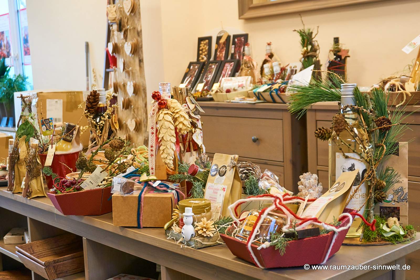 dekorierte Weinflaschen und Präsente