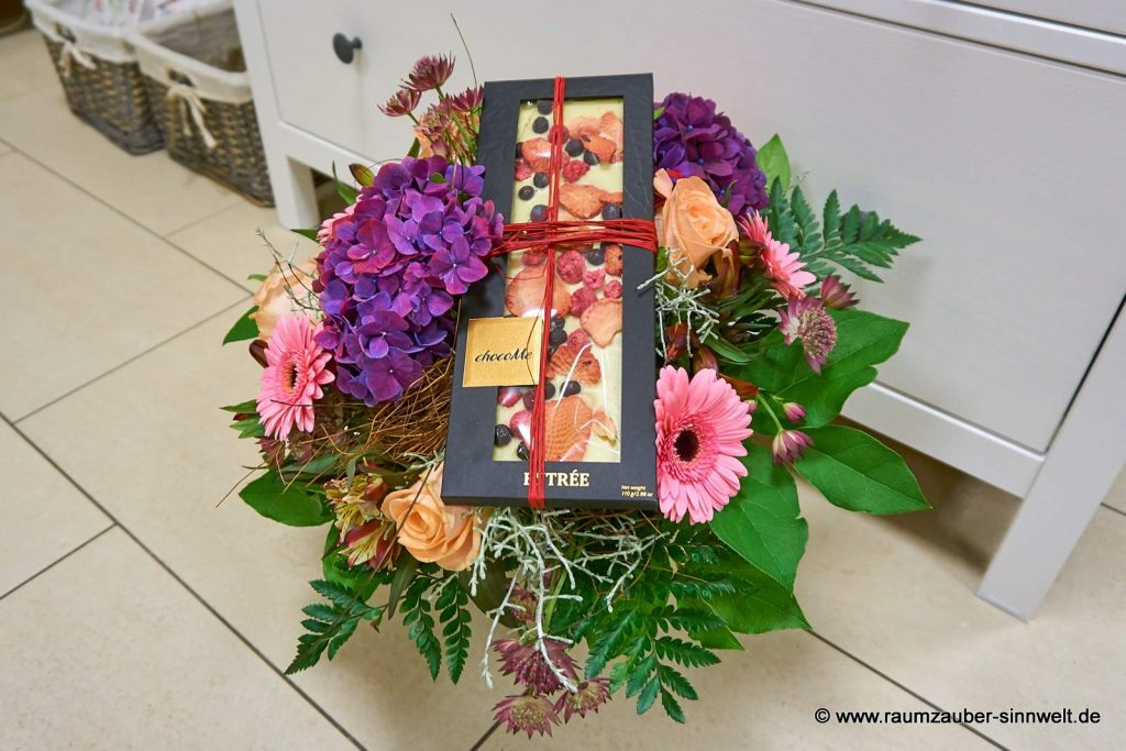 Rundstrauß aus Hortensie, Gerbera und Rosen mit Schokolade von chocoMe