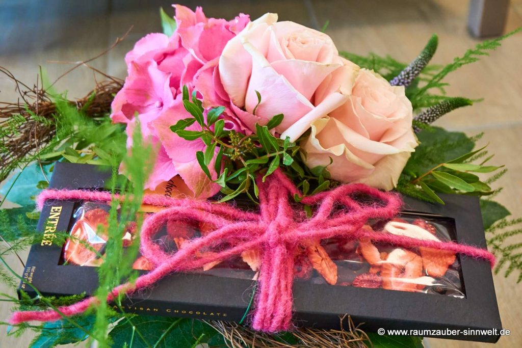 Rundstrauß aus Hortensie und Rosen mit Schokolade von chocoMe