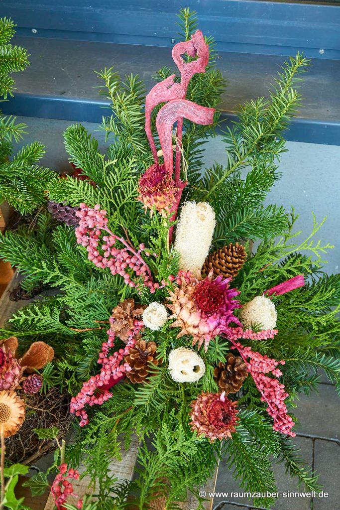 Gesteck zum Gedenken mit farbigen Exoten