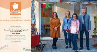 Generationenfreundliches Einkaufen mit Geschäftsinhaberin Claudia Tenner, Sachgebietsleiterin Familienförderung Dr. Cornelia Pauschek, Stadträtin im Leipziger Stadtrat Anja Feichtinger und Geschäftsführer Handelsverband Sachsen Gunter Engelmann-Merkel
