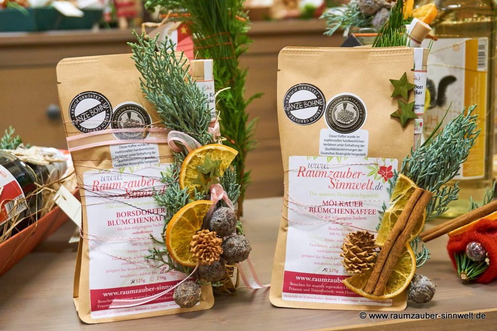 Kaffee aus sächsischer Kaffeemanufaktur als Präsent weihnachtlich dekoriert