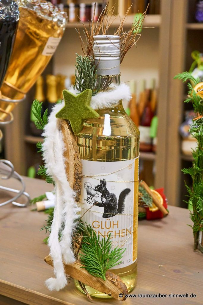 Winzerglühwein "Glühhörnchen" weihnachtlich dekoriert.