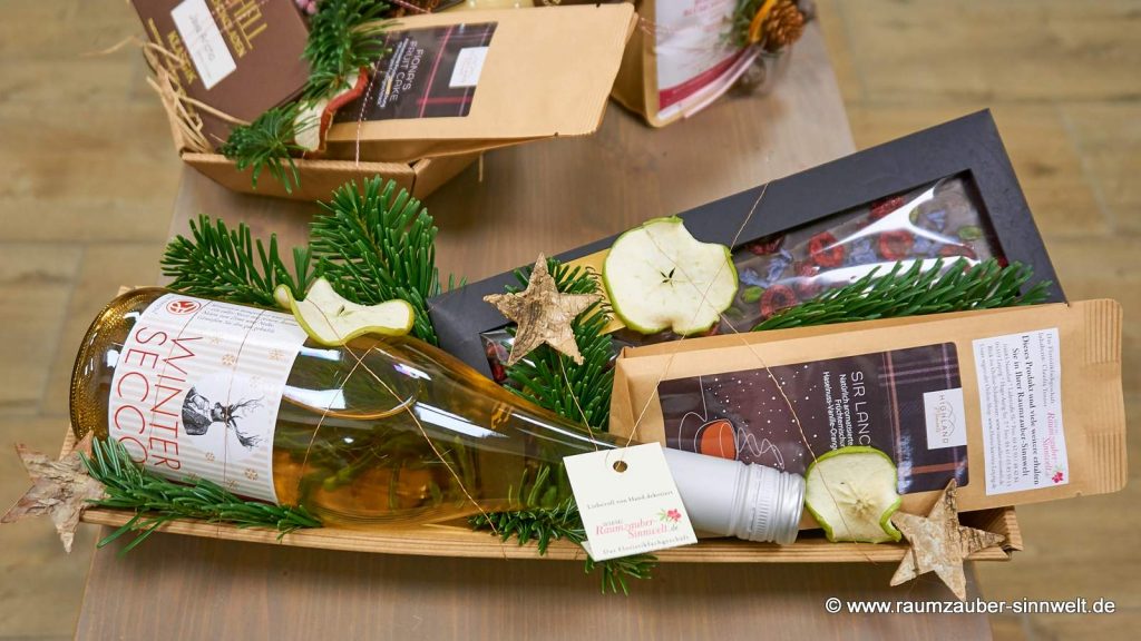 Wintersecco, Highland-Tee von Wollenhaupt und Schokolade chocoMe weihnachtlich dekoriert.