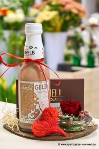 Präsent mit SCHELL-Schokolade, Likör "Scharfes Gelb" und gefriergetrockneter Rose