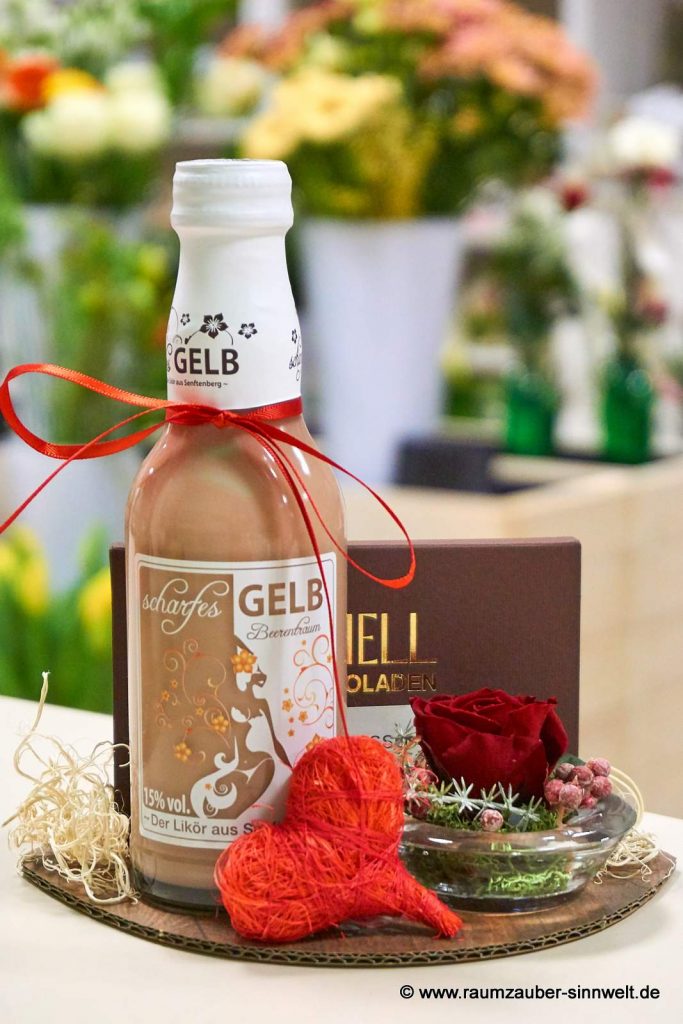 Präsent mit SCHELL-Schokolade, Likör "Scharfes Gelb" und gefriergetrockneter Rose