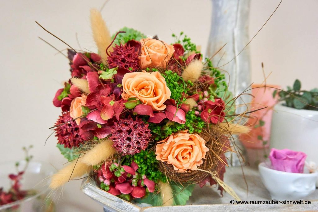 Handgefertigter Trockenstrauß aus gefriergetrockneten Rosen und Gräsern.