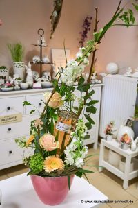 Frischblumengesteck aus Levkoje, Rosen, Gerbera und Schneeball mit Wein "Cotes des Roses"