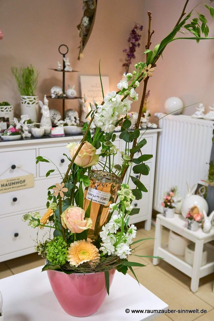 Frischblumengesteck aus Levkoje, Rosen, Gerbera und Schneeball mit Wein "Cotes des Roses"