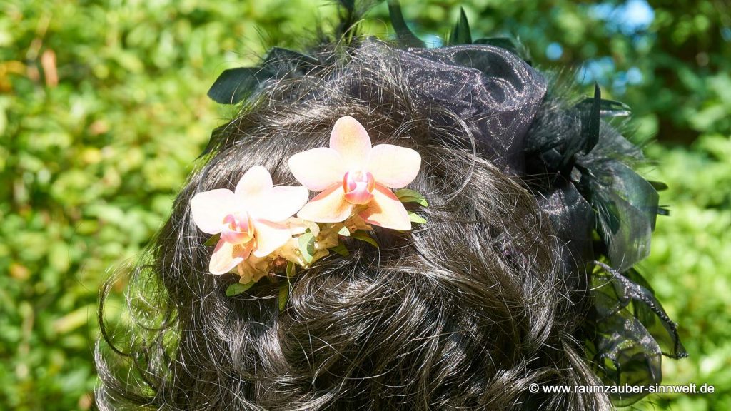 Floraler Haarschmuck aus Orchideenblüten