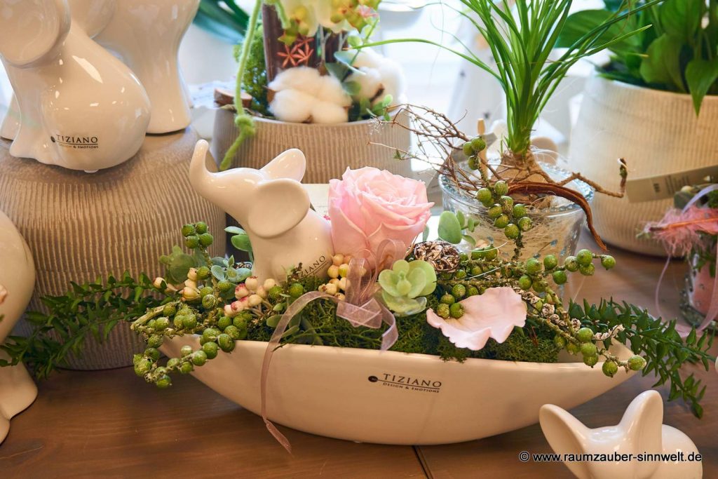 Handgefertigtes Gesteck mit gefriergetrockneten Rosen und Deko-Elefant Leon von TIZIANO