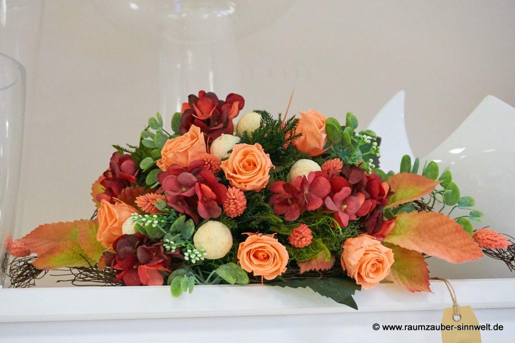 Handgefertigte Straußdekoration aus gefriergetrockneten Rosen und Seidenblüten.