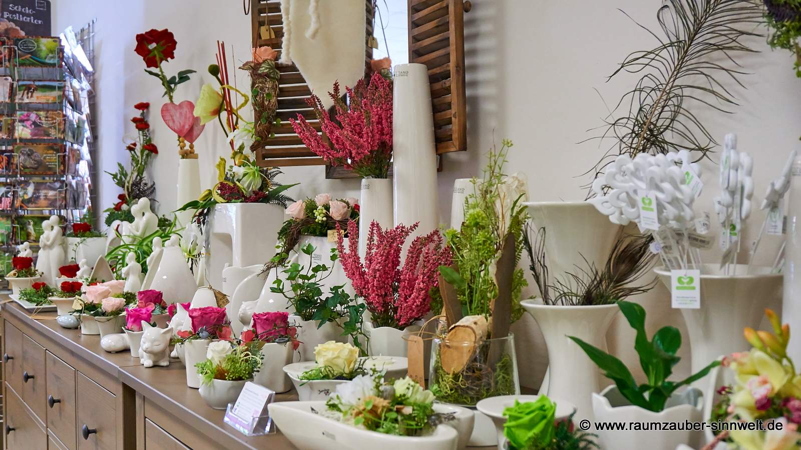 Dekorationen mit gefriergetrockneten Rosen, Seidenblumengestecke und Pflanzen.