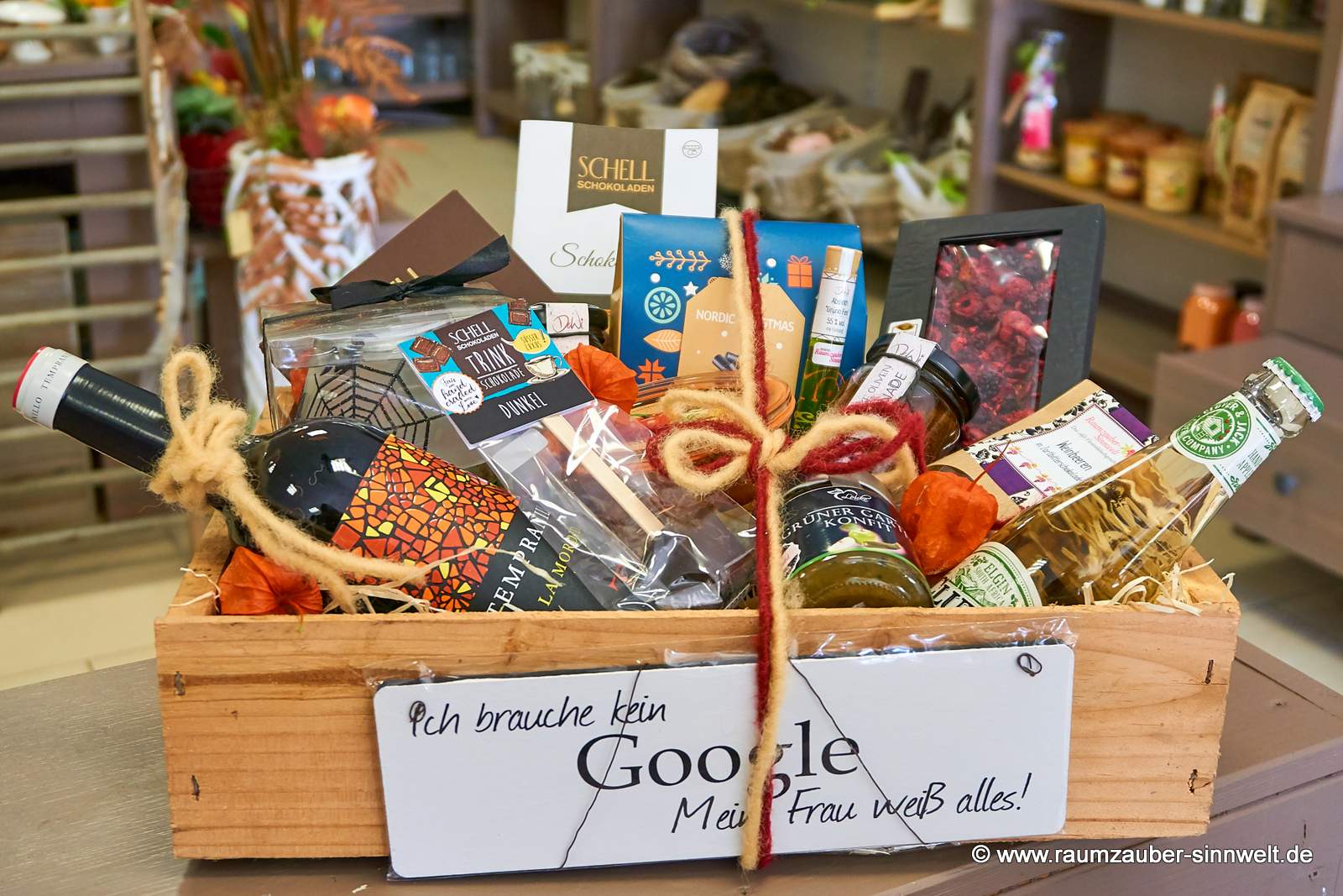 Präsentkorb mit Wein, Schokolade von SCHELL und chocoMe, Tee, Pesto, Schoko-Früchten, Cider, Backmischung und Likörröhrchen