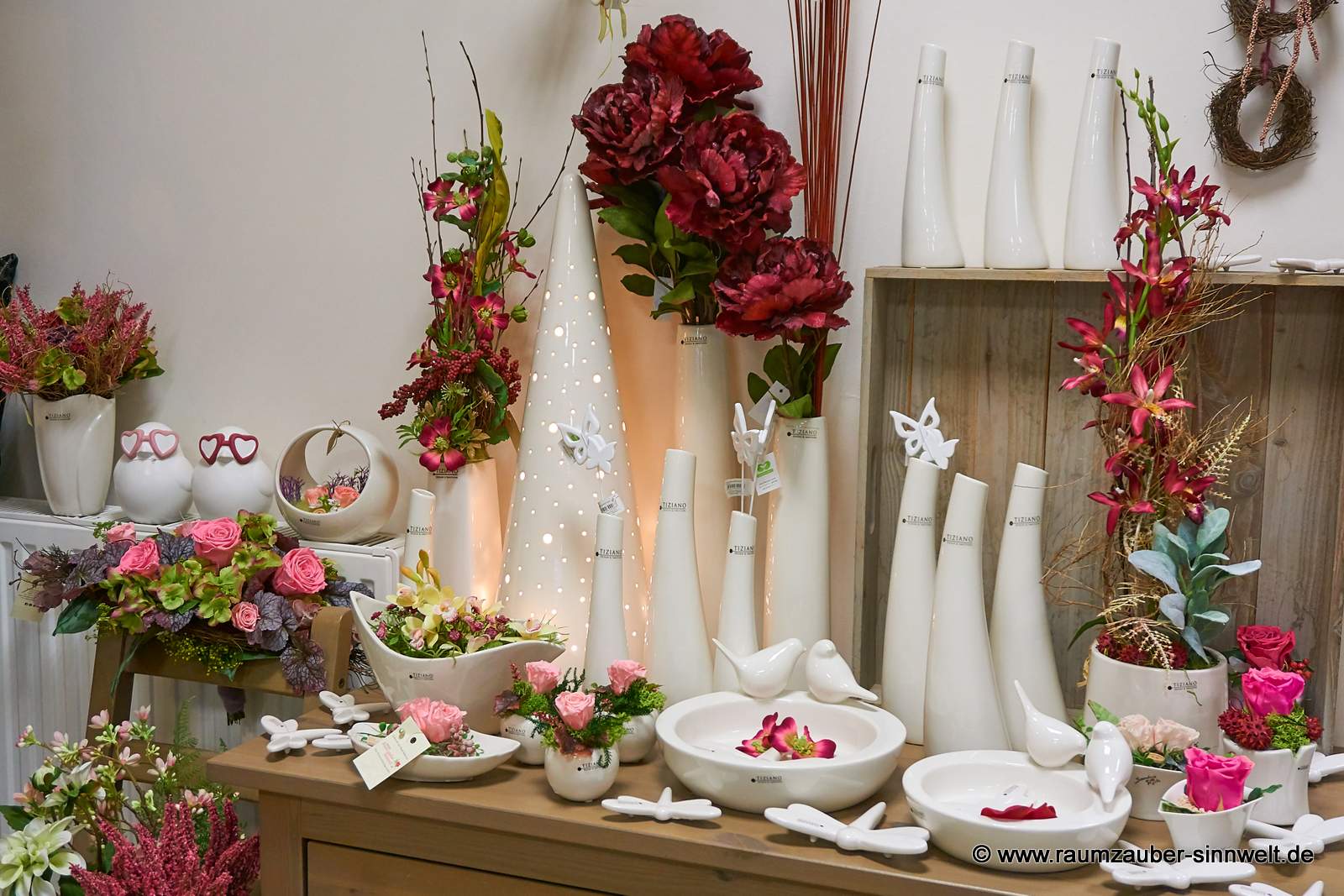 Dekorationen mit gefriergetrockneten Rosen, Seidenblumengestecke und Pflanzen.