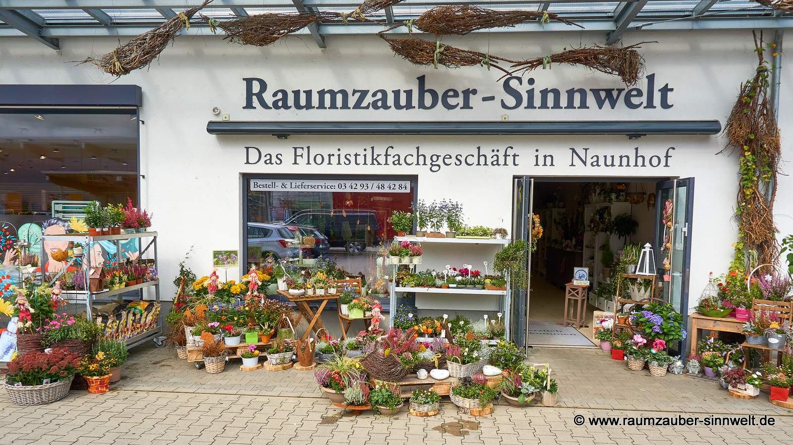 saisonale Einpflanzungen mit Pflanzen aus deutschen Gärtnereien