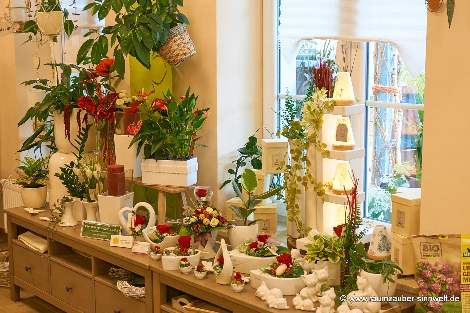 Dekorationen mit gefriergetrockneten Rosen, Seidenblumengestecke und Pflanzen.