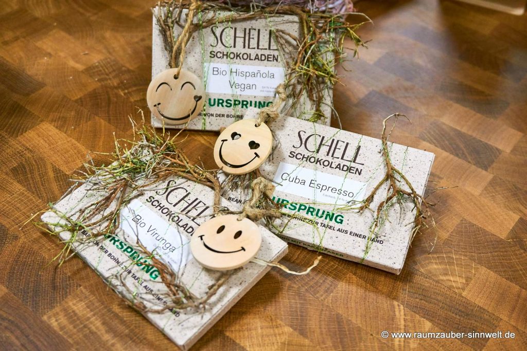 Vegane Schokoladen aus der SCHELL-Schokoladenmanufaktur als Präsent dekoriert