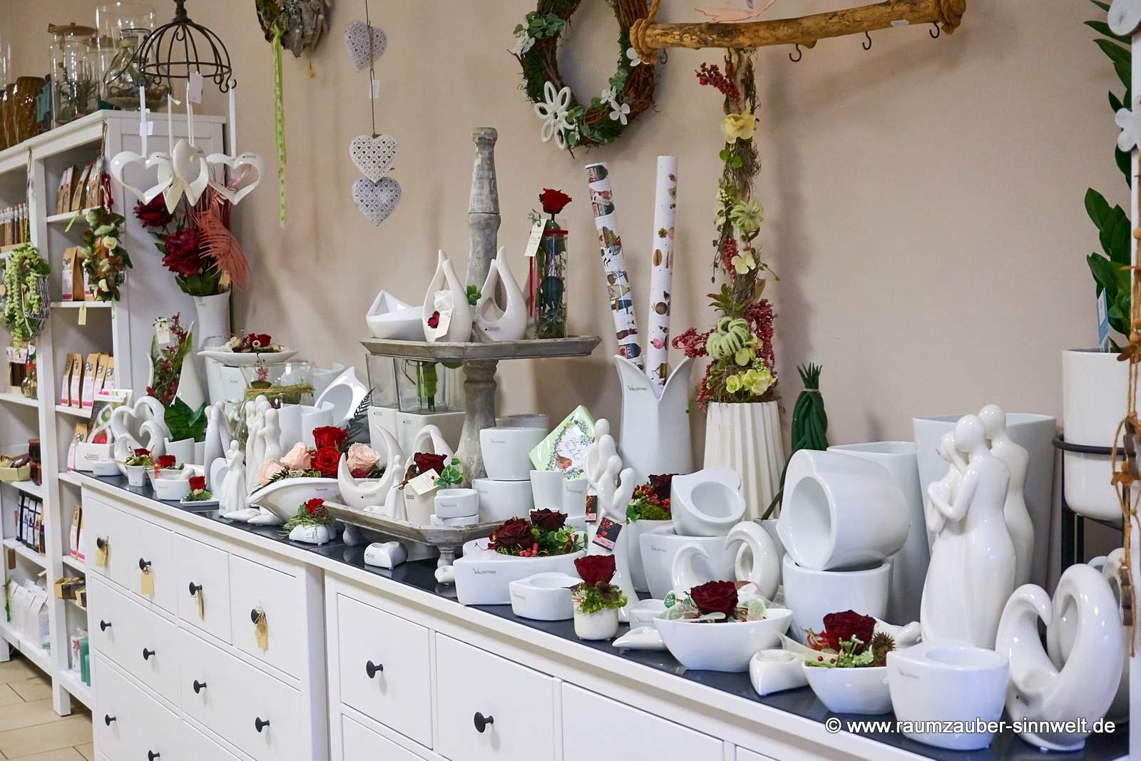 Dekorationen mit gefriergetrockneten Rosen, Seidenblumengestecke und Pflanzen.