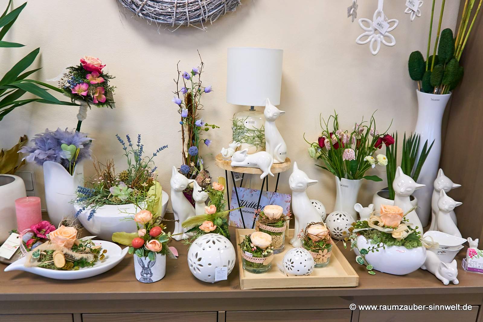 Dekorationen mit gefriergetrockneten Rosen, Seidenblumengestecke und Pflanzen.