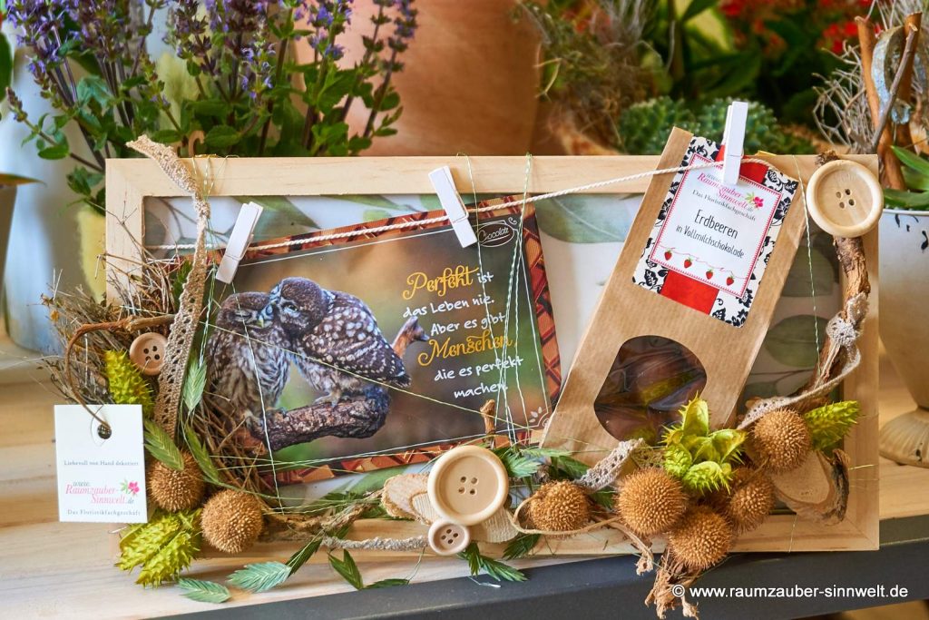 dekoriertes Memoryboard mit Schokofrüchten und Schoko-Postkarte
