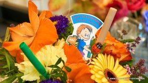 Rundstrauß aus Gerbera, Astern und Nelken mit Filzstiften und Stecker zum Schulanfang