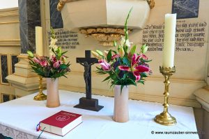 Rundstrauß aus Lilien, Nelken und Gladiolen als Altardekoration