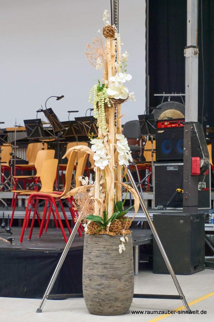 Großes handgefertigtes Seidenblumengesteck als Bühnendekoration