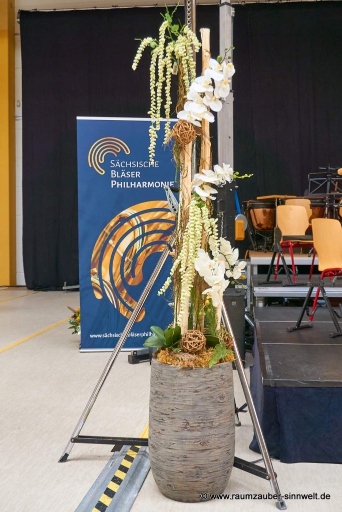 Großes handgefertigtes Seidenblumengesteck als Bühnendekoration