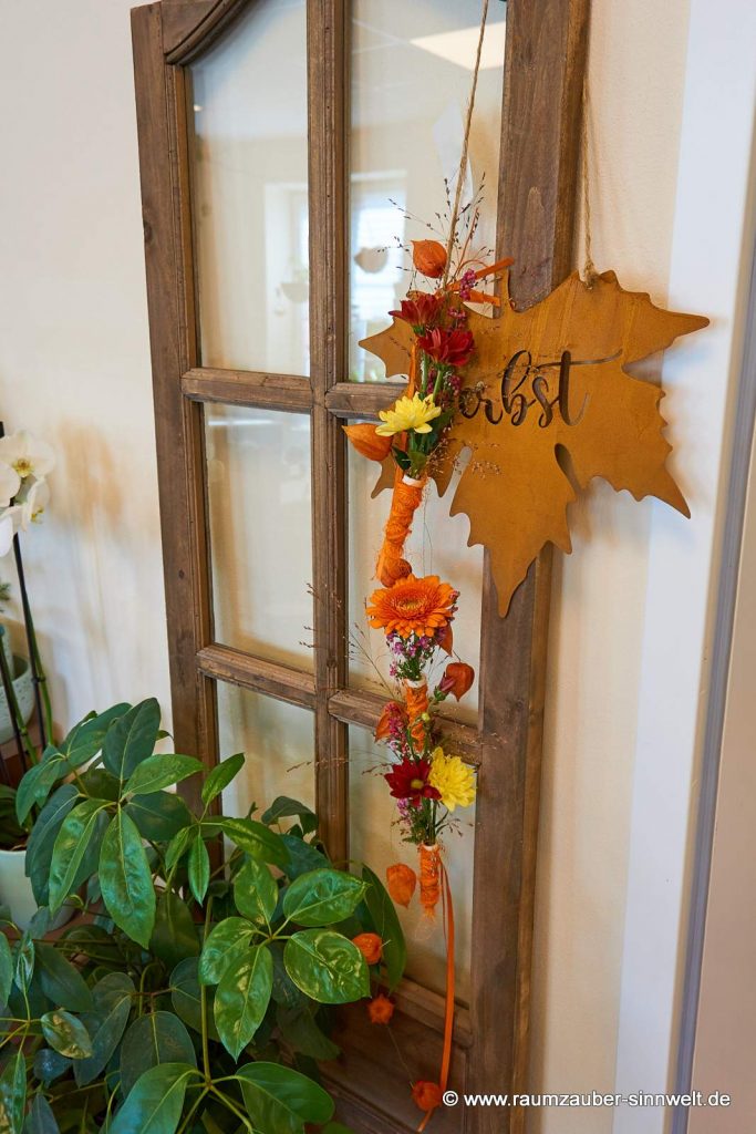 Rost-Dekoschild "Herbst" mit Frischblumen dekoriert